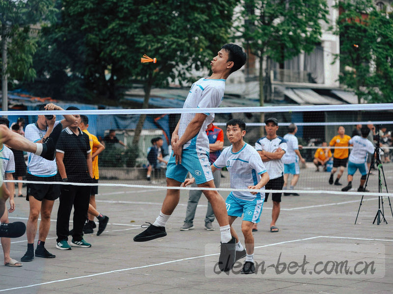 俯拍一叠厚度递增的卡片，侧面能看到层叠的纸张边缘